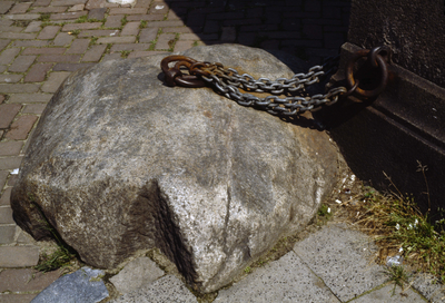 834829 Afbeelding van de steen aan de ketting (De Gesloten Steen) bij het huis Oudegracht 364 te Utrecht.